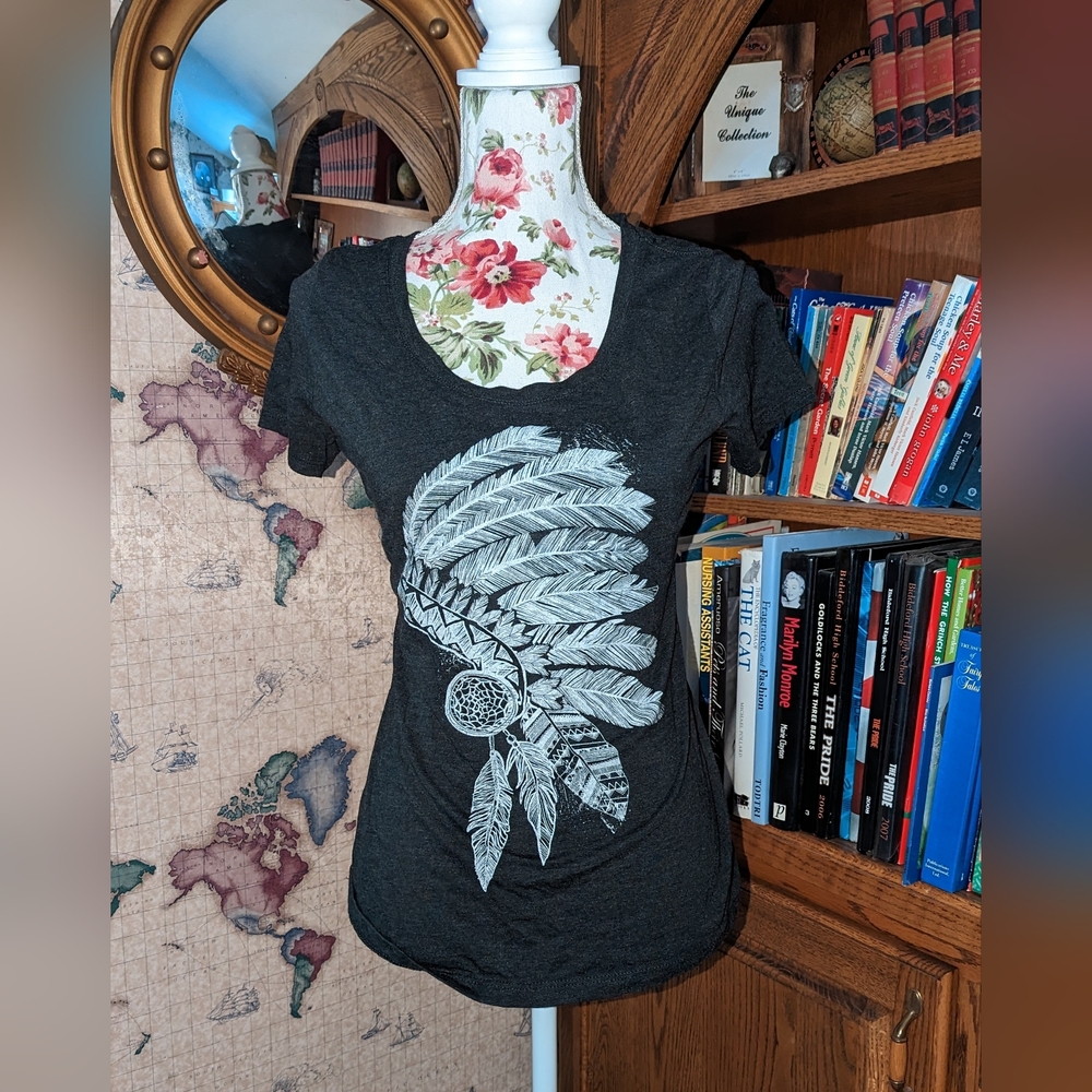 Headdress  tee